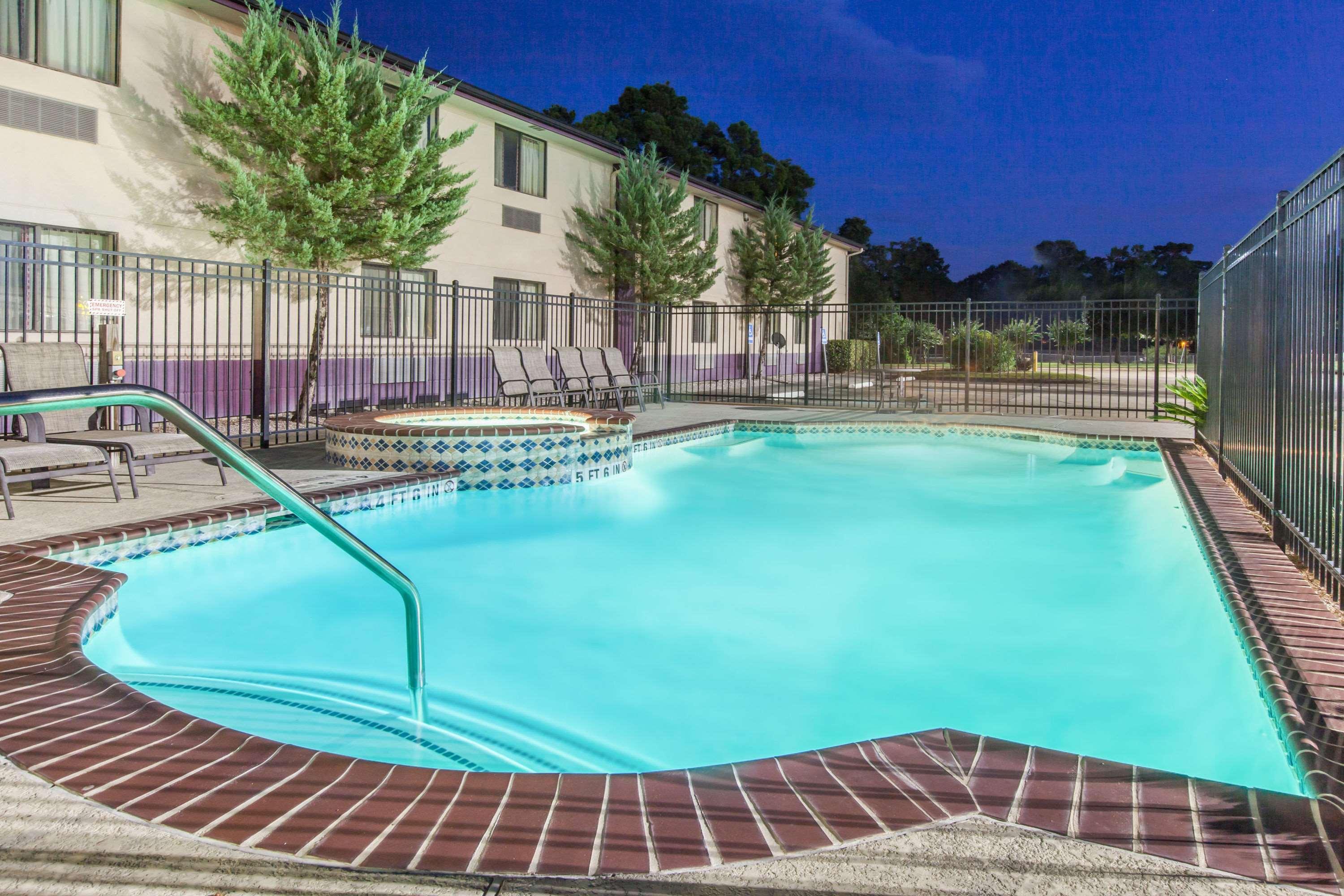 Super 8 By Wyndham Cleveland Tx Hotel Exterior photo