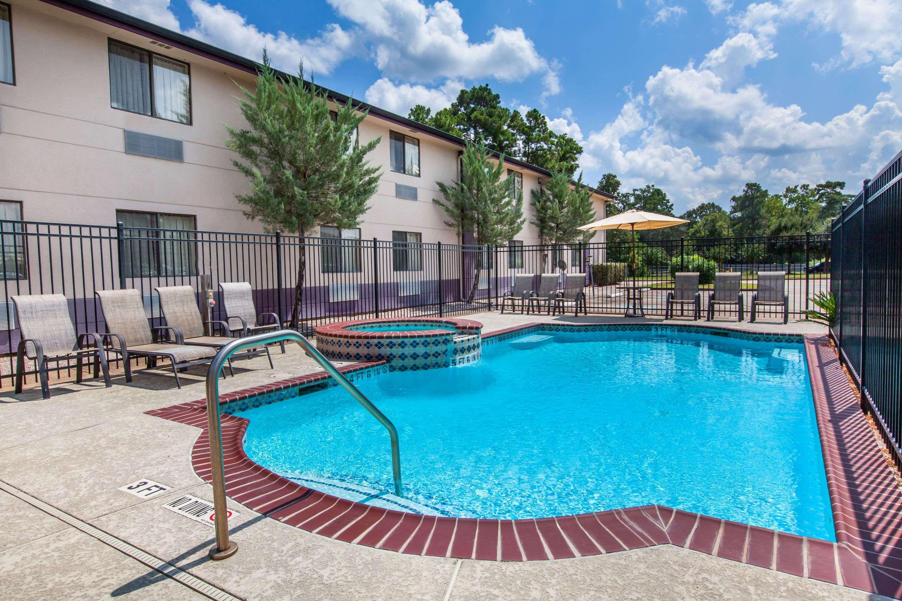 Super 8 By Wyndham Cleveland Tx Hotel Exterior photo