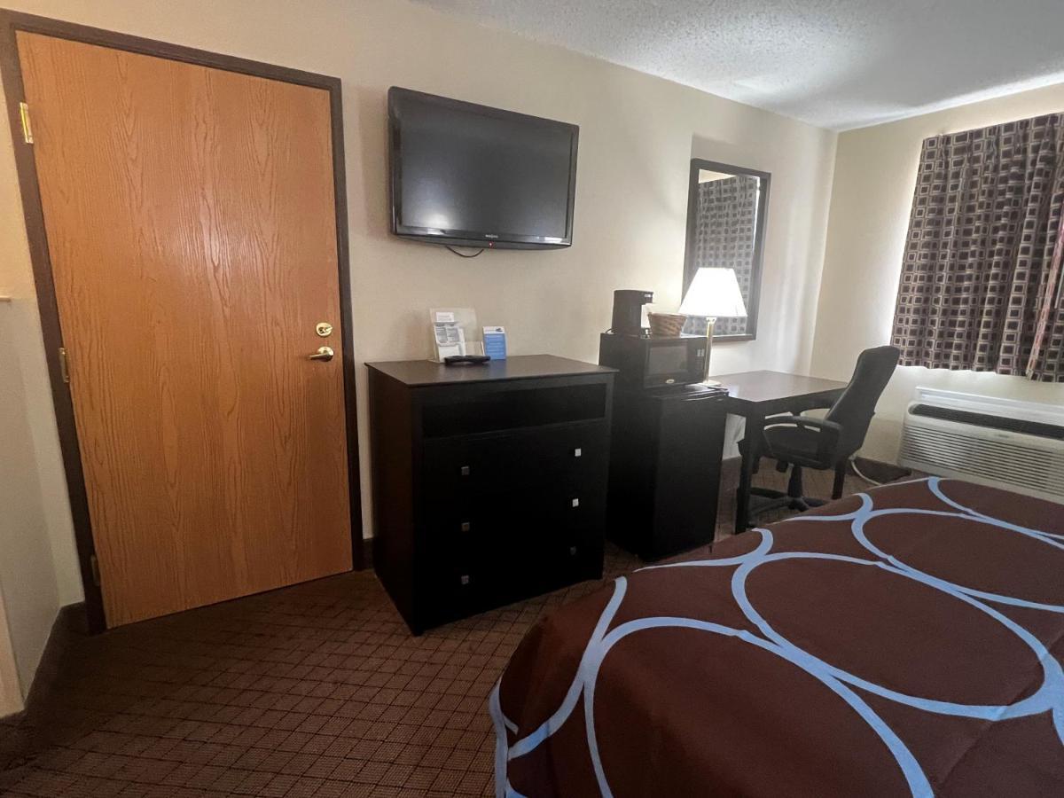 Super 8 By Wyndham Cleveland Tx Hotel Exterior photo