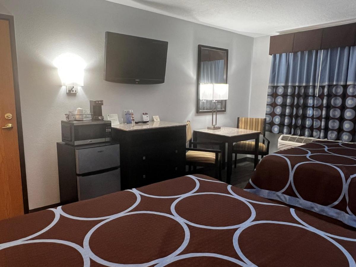 Super 8 By Wyndham Cleveland Tx Hotel Exterior photo